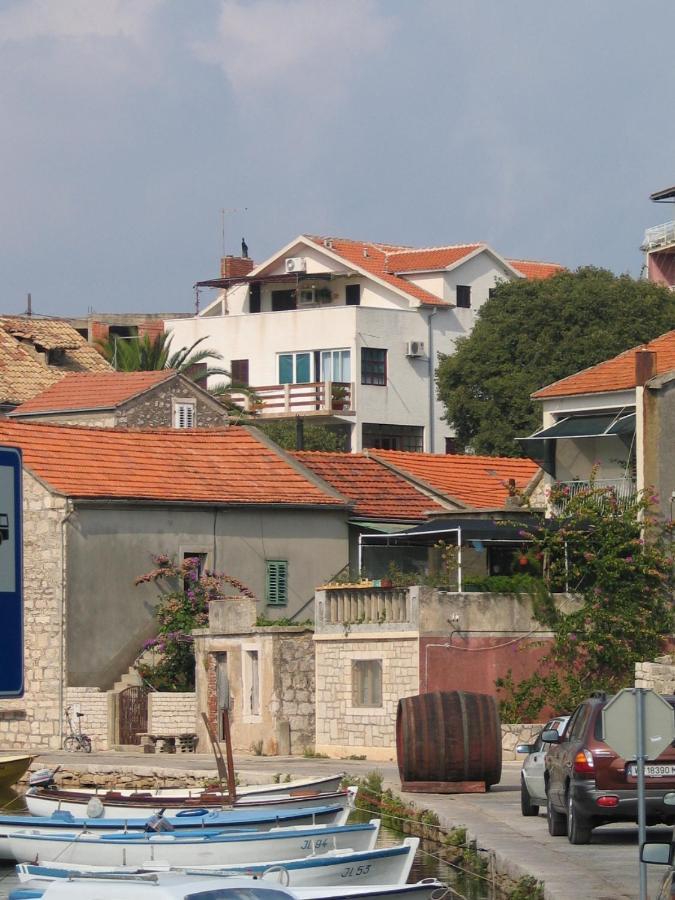 Apartments By The Sea Vrboska Esterno foto